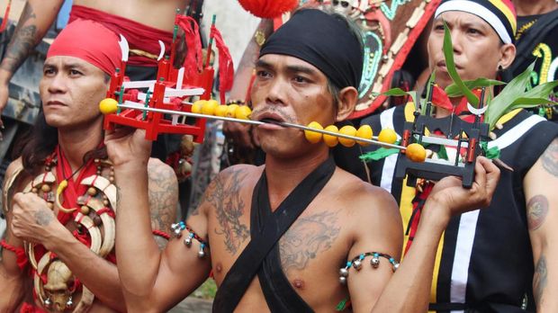 Perayaan Cap Go Meh di Beberapa Wilayah Sejumlah tatung (dukun Tionghoa yang kerasukan arwah leluhur) beratraksi di acara perayaan Cap Go Meh di Sungai Raya, Kabupaten Kubu Raya, Kalimantan Barat, Sabtu (8/2/2020). Atraksi tatung yang rutin dilakukan setiap perayaan Cap Go Meh tersebut menjadi salah satu agenda wisata di Kalimantan Barat. ANTARA FOTO/Jessica Helena Wuysang/wsj.