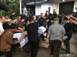 Diiringi Lantunan Zikir, Jenazah Istri Mendiang Chrisye Tiba di Rumah Duka Diiringi Lantunan Zikir, Jenazah Istri Mendiang Chrisye Tiba di Rumah Duka