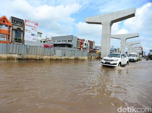 Hotman Paris Banjir-banjiran Pakai Mobil, Aman?