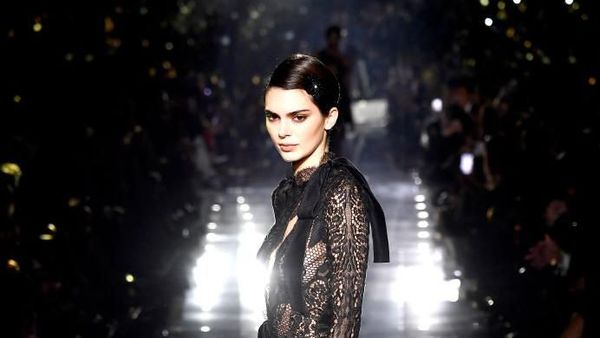 Foto: Kendall, Gigi dan Bella Seksi Pakai Gaun Transparan di Show Tom Ford