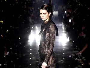 Foto: Kendall, Gigi dan Bella Seksi Pakai Gaun Transparan di Show Tom Ford