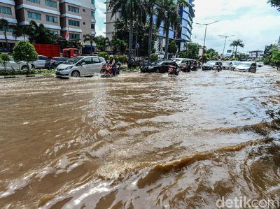 Banjir Juga Rendam Jalan Mitra Sunter Boulevard