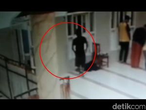 Terekam CCTV, Pura-pura Mau Salat Malah Gondol Tas Jamaah