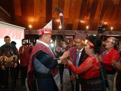 Ketua MPR Terima Tongkat dan Pakaian Adat Raja Batak di Tapanuli Utara