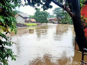 Cipinang Melayu Jaktim Banjir 1,5 Meter, Warga Mengungsi ke Masjid