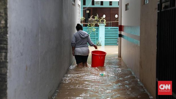 Pemukiman warga yang terendam banjir setinggi 60 centimeter di RT 02 RW 04 Kelurahan Cipinang Melayu Kecamatan Makasar, Jakarta Timur, Sabtu, 8 Januari 2020. hujan deras yang melanda wilayah Jakarta mengakibatkan beberapa wilayah banjir.  CNNIndonesia/Safir Makki