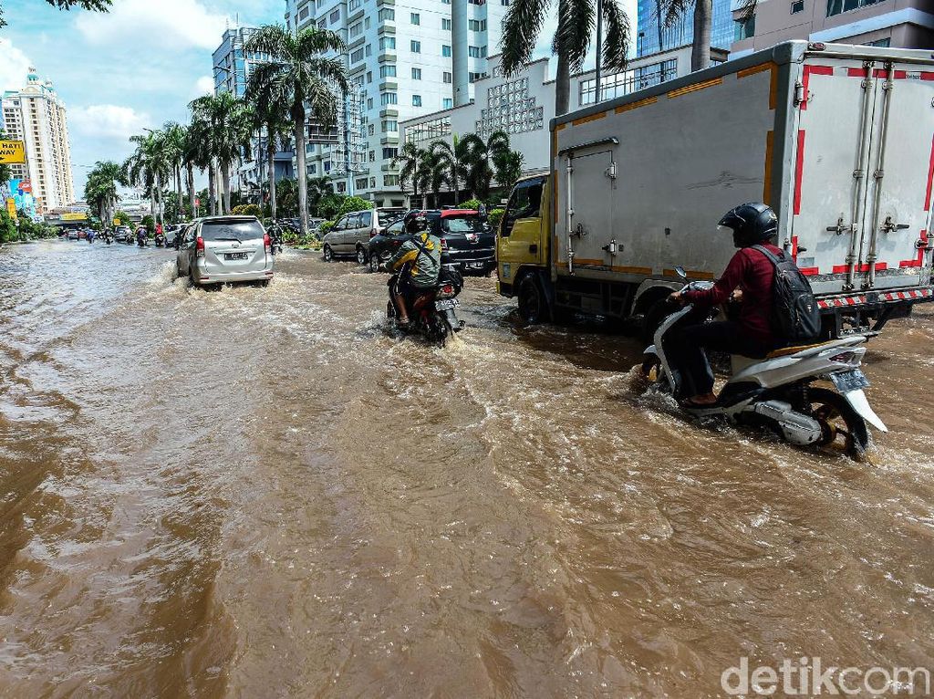 Bisnis di Jakarta Lumpuh Gara-gara Banjir! Bisnis di Jakarta Lumpuh Gara-gara Banjir!
