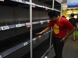 Level Waspada Corona Naik, Warga Singapura Panik Borong Keperluan Dasar
