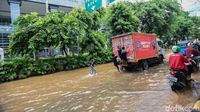 Jalan di Depan PN Jakpus Tergenang Banjir
