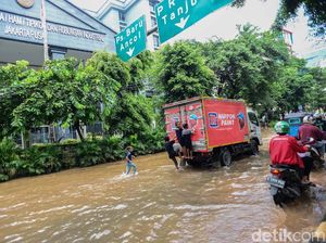 Jalan di Depan PN Jakpus Tergenang Banjir