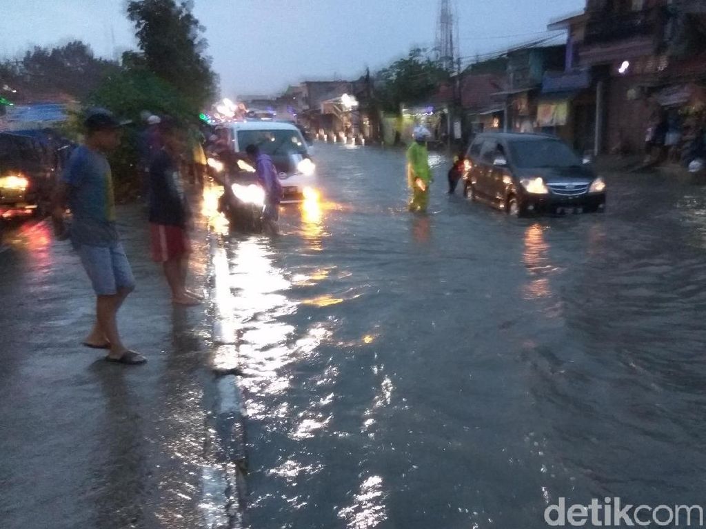 Diguyur Hujan, Kawasan Rancaekek Terendam Banjir Diguyur Hujan, Kawasan Rancaekek Terendam Banjir