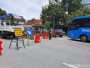Kampung Pulo Jaktim Banjir, Polisi Alihkan Lalin di Jalan Jatinegara Barat Kampung Pulo Jaktim Banjir, Polisi Alihkan Lalin di Jalan Jatinegara Barat