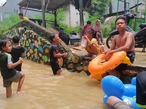 Cerianya Anak-anak Berenang Saat Banjir di Cawang Cerianya Anak-anak Berenang Saat Banjir di Cawang
