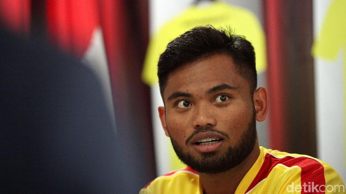 Saddil Ramdani resmi diperkenalkan sebagai pemain baru Bhayangkara FC, Sabtu (8/2/2020). Winger 21 tahun itu dikontrak selama satu tahun. Pengumunan bergabungnya Saddil dihadiri oleh Chief Operating Office (COO) Bhayangkara FC Sumardji,