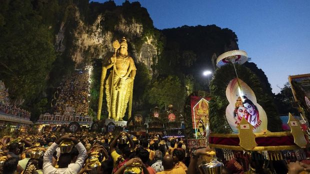 Giant Kavadi offering cages are carried by Hindu devotees in a procession during the Thaipusam festival at Batu Caves, outskirts of Kuala Lumpur, Saturday, Feb. 8, 2020. Thaipusam, which is celebrated in honor of Hindu god Lord Murugan, is an annual procession by Hindu devotees seeking blessings, fulfilling vows and offering thanks. (AP Photo/Vincent Thian)