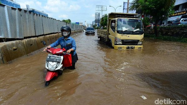 Motor Mogok Akibat Terobos Banjir di Kelapa Gading