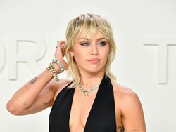Hobi Baru Miley Cyrus, Dekorasi Rumah Pakai Sex Toys