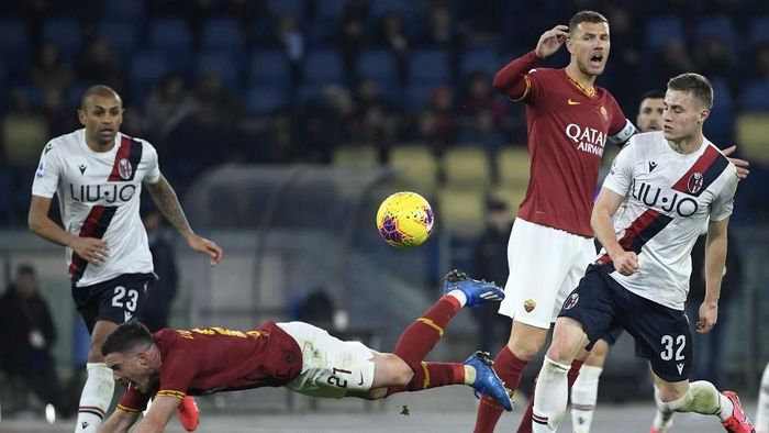 AS Romas French midfielder Jordan Veretout falls during the Italian Serie A football match between AS Roma and Bologna on February 7, 2020 at the Olympic stadium in Rome. (Photo by Filippo MONTEFORTE / AFP)