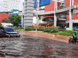 Terobos Banjir di Depan Mal Kelapa Gading, Banyak Kendaraan Bermotor Mogok