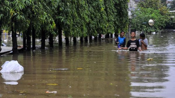 Banjir Rendam Perumahan Jatibening Baru Bekasi