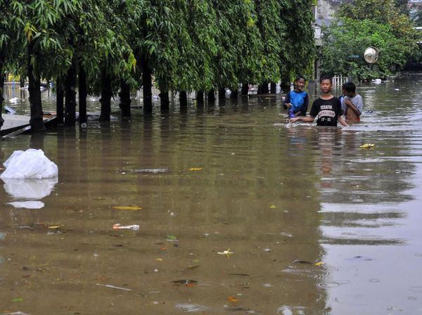 Banjir Rendam Perumahan Jatibening Baru Bekasi
