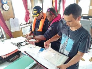 Kapal Patroli di Riau Tangkap Tiga ABK Pengguna Ijazah Pelaut Palsu Kapal Patroli di Riau Tangkap Tiga ABK Pengguna Ijazah Pelaut Palsu
