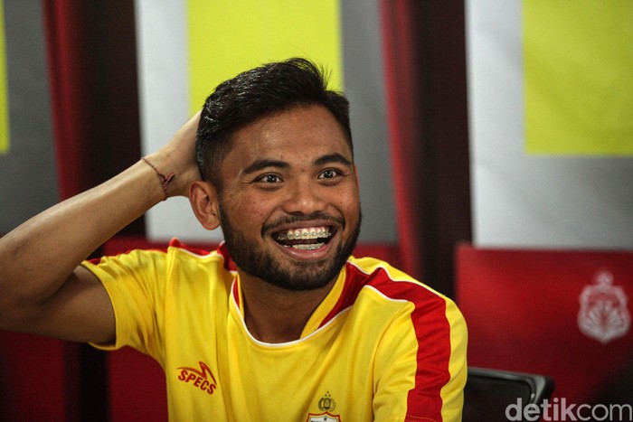 Saddil Ramdani resmi diperkenalkan sebagai pemain baru Bhayangkara FC, Sabtu (8/2/2020). Winger 21 tahun itu dikontrak selama satu tahun. Pengumunan bergabungnya Saddil dihadiri oleh Chief Operating Office (COO) Bhayangkara FC Sumardji,