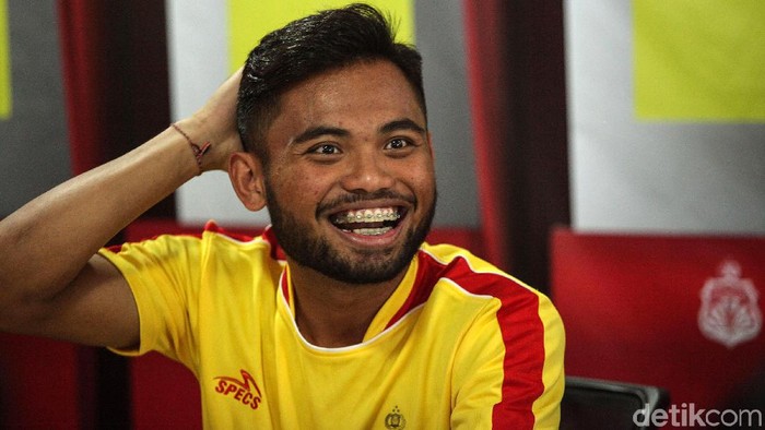Saddil Ramdani resmi diperkenalkan sebagai pemain baru Bhayangkara FC, Sabtu (8/2/2020). Winger 21 tahun itu dikontrak selama satu tahun. Pengumunan bergabungnya Saddil dihadiri oleh Chief Operating Office (COO) Bhayangkara FC Sumardji,