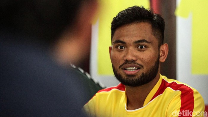 Saddil Ramdani resmi diperkenalkan sebagai pemain baru Bhayangkara FC, Sabtu (8/2/2020). Winger 21 tahun itu dikontrak selama satu tahun. Pengumunan bergabungnya Saddil dihadiri oleh Chief Operating Office (COO) Bhayangkara FC Sumardji,