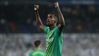 Penyerang muda Real Sociedad, Alexander Isak musim lalu mencuri perhatian dengan bikin 17 gol (naik dari sembilan gol pada musim sebelumnya lagi). Sepertinya, dirinya mulai panas di Liga Spanyol (Arroyo Moreno/Getty Images)
