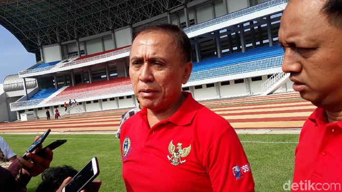 Ketua Umum PSSI Iwan Bule meninjau Stadion Mandala Krida