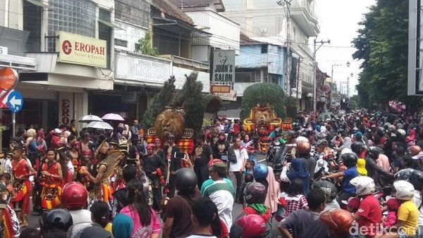 Potret Meriahnya Pawai Cap Go Meh di Magelang