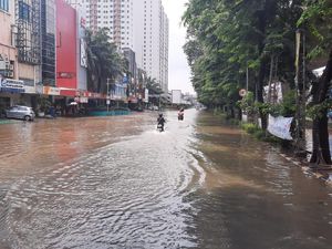 Banjir Masih Menggenangi Kawasan Kelapa Gading Jakarta Utara Banjir Masih Menggenangi Kawasan Kelapa Gading Jakarta Utara