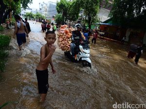 Banjir di Jalan Bungur Raya Jadi Kolam Renang Dadakan