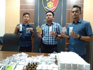 Polisi Berau Ungkap Penjualan Kosmetik Ilegal Beromzet Rp 30 Juta Per Bulan Polisi Berau Ungkap Penjualan Kosmetik Ilegal Beromzet Rp 30 Juta Per Bulan