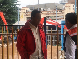 Jakarta Banjir di Sejumlah Titik, Anies Cek Pintu Air Manggarai