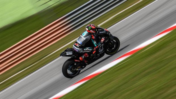 Petronas Yamaha SRT's French rider Fabio Quartararo steers through a corner during the second day of the pre-season MotoGP winter test at the Sepang International Circuit in Sepang on February 8, 2020. (Photo by Mohd RASFAN / AFP)