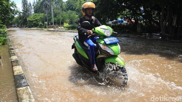 Bak Sungai, Begini Penampakan Banjir di Jalan Sunter Permai Raya