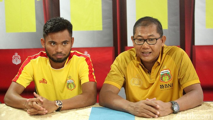 Saddil Ramdani resmi diperkenalkan sebagai pemain baru Bhayangkara FC, Sabtu (8/2/2020). Winger 21 tahun itu dikontrak selama satu tahun. Pengumunan bergabungnya Saddil dihadiri oleh Chief Operating Office (COO) Bhayangkara FC Sumardji,