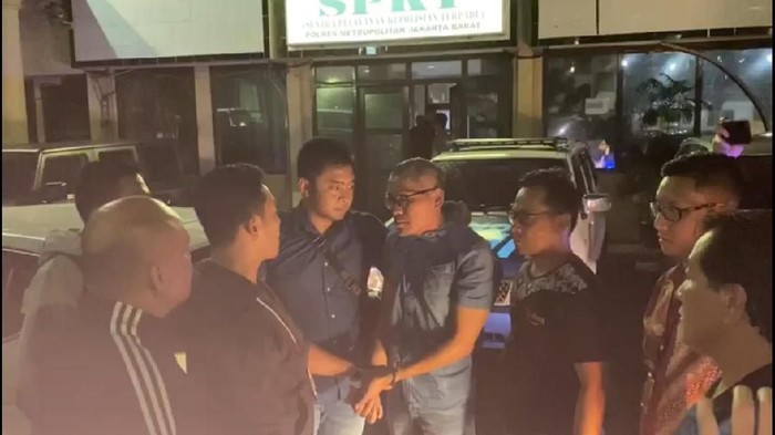 Tak Melawan, Begini Reaksi Pemobil Ajak Duel Polisi Saat Ditangkap Tak Melawan, Begini Reaksi Pemobil Ajak Duel Polisi Saat Ditangkap