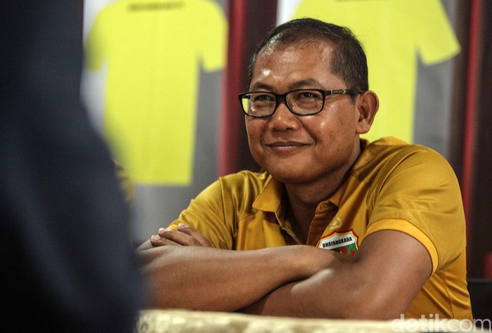 Saddil Ramdani resmi diperkenalkan sebagai pemain baru Bhayangkara FC, Sabtu (8/2/2020). Winger 21 tahun itu dikontrak selama satu tahun. Pengumunan bergabungnya Saddil dihadiri oleh Chief Operating Office (COO) Bhayangkara FC Sumardji,