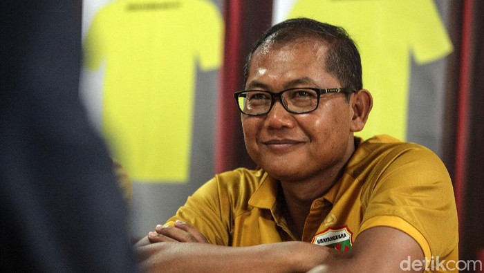 Saddil Ramdani resmi diperkenalkan sebagai pemain baru Bhayangkara FC, Sabtu (8/2/2020). Winger 21 tahun itu dikontrak selama satu tahun. Pengumunan bergabungnya Saddil dihadiri oleh Chief Operating Office (COO) Bhayangkara FC Sumardji,