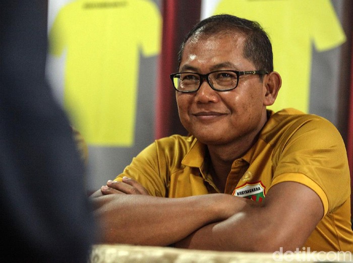 Saddil Ramdani resmi diperkenalkan sebagai pemain baru Bhayangkara FC, Sabtu (8/2/2020). Winger 21 tahun itu dikontrak selama satu tahun. Pengumunan bergabungnya Saddil dihadiri oleh Chief Operating Office (COO) Bhayangkara FC Sumardji,
