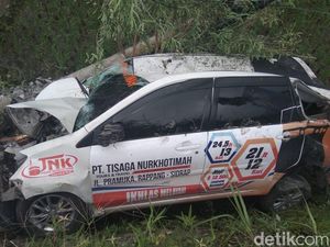 Mobil Travel Tabrak Tiang Listrik di Barru Sulsel, 1 Tewas dan 3 Luka