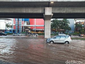Anies Klaim Banjir Sudah Surut, Kawasan Kelapa Gading Masih Tergenang Air