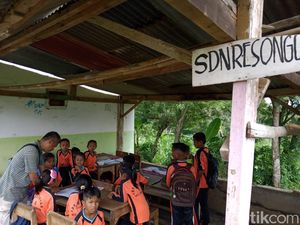 Atap SD di Probolinggo Nyaris Ambruk, Puluhan Siswa Belajar di Tempat Parkir