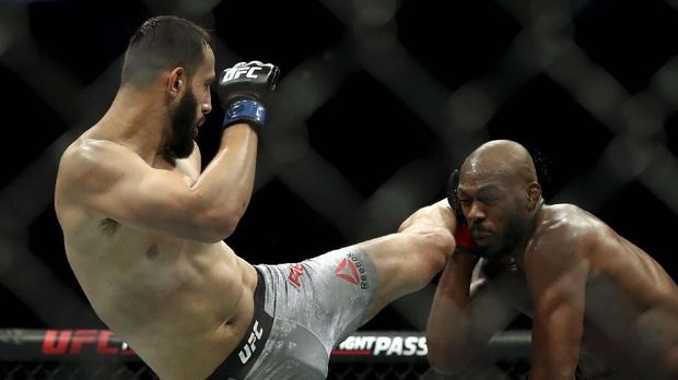 Tendangan Dominick Reyes mendarat ke wajah Jon Jones. (