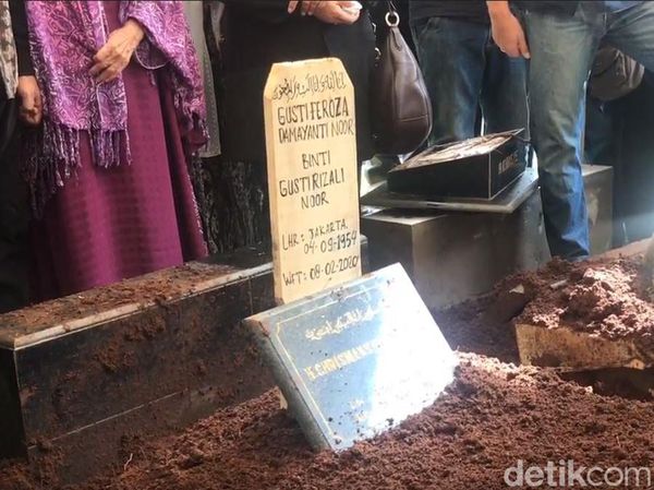 Laa Illaha Illallah... Jenazah Damayanti Noor Satu Liang dengan Chrisye