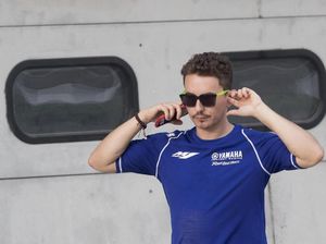 Lorenzo Ejek Crutchlow Usai Jatuh, Banjir Kritik dari Netizen Indonesia Lorenzo Ejek Crutchlow Usai Jatuh, Banjir Kritik dari Netizen Indonesia