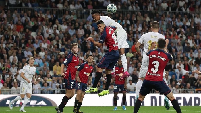 MADRID, SPAIN - SEPTEMBER 25: Eder Gabriel Militao of Real Madrid CF wins the header before Facundo Roncaglia of CA Osasuna during the Liga match between Real Madrid CF and CA Osasuna at Estadio Santiago Bernabeu on September 25, 2019 in Madrid, Spain. (Photo by Gonzalo Arroyo Moreno/Getty Images)
